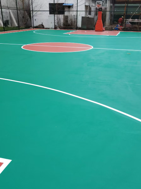 定南 球场长期使用易出现地面开裂
